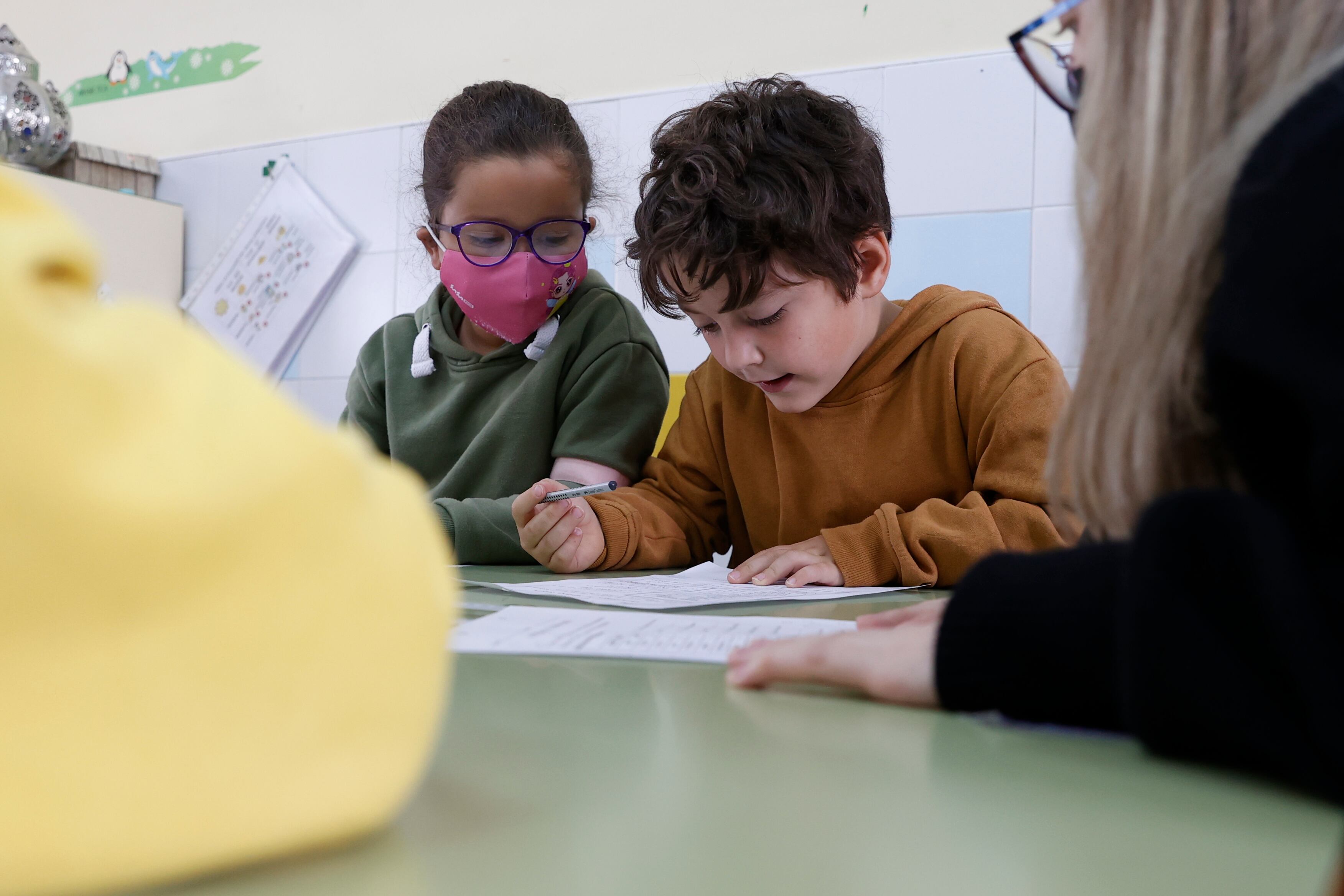 MADRID, 20/04/2022.- Dos niños, uno de ellos sin mascarilla, asisten a clase en el primer día sin mascarillas en las aulas este miércoles en el CEIP Mario Benedetti de Madrid.