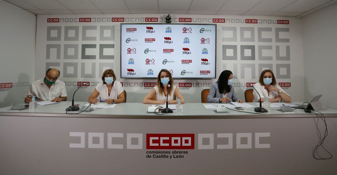 La intersindical de Enseñanza de Castilla y León, integrada por CSIF, STECyL, ANPE, CCOO y UGT, ofrece una rueda de prensa para analizar el desarrollo del curso académico, el resultado de las encuestas a los equipos directivos, y exponer sus actuaciones y propuestas ante el nuevo curso 2020-2021. Intervienen, Isabel Madruga (CSIF), Christina Fulconis (STECyL), Pilar Gredilla (ANPE), Elena Calderón (CCOO) y Jesús González (UGT).