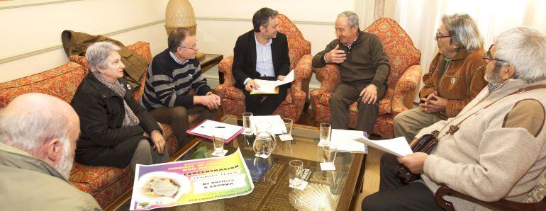 Reunión de representantes de pensionistas con Xulio Ferreiro