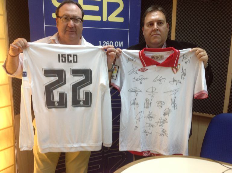 Eloy Soler y Juan Manuel Dicenta con las camisetas de Isco y el Sevilla que se subastarán durante la Campaña navidad con Amor.