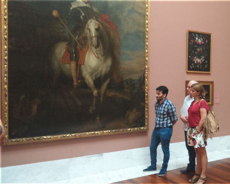 El conseller Cultura, Vicent Marzà, junto al secretario autonómico de Cultura y Deporte, Albert Girona, y la directora general de Cultura y Patrimonio, Carmen Amoraga, han visitado el Museo de Bellas para comprobar el estado de alguna obras tras los problemas de climatización en las instalaciones.