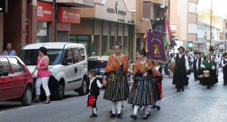 El &#039;Caño Chico&#039; abrió el desfile de la muestra folclórica por la avenida Miguel de Cervantes