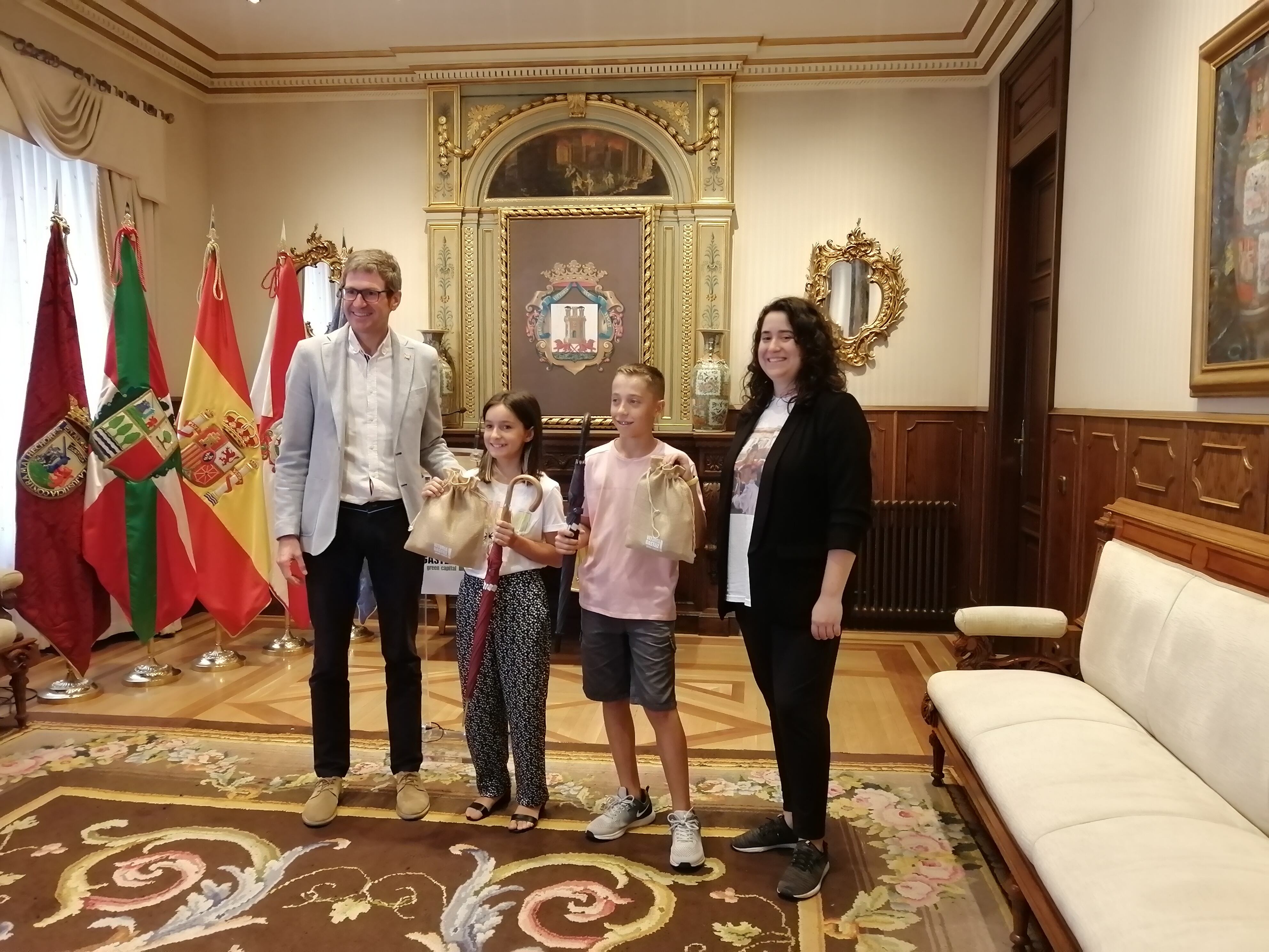 Gorka Urtaran y la concejala de Cultura, Estíbaliz Canto junto a Elaia Berganzo y Unax Ferrera en el ayuntamiento