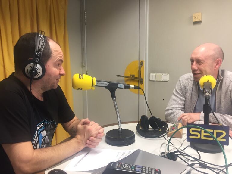 Santi Valladares (derecha) durante la entrevista en SER Deportivos