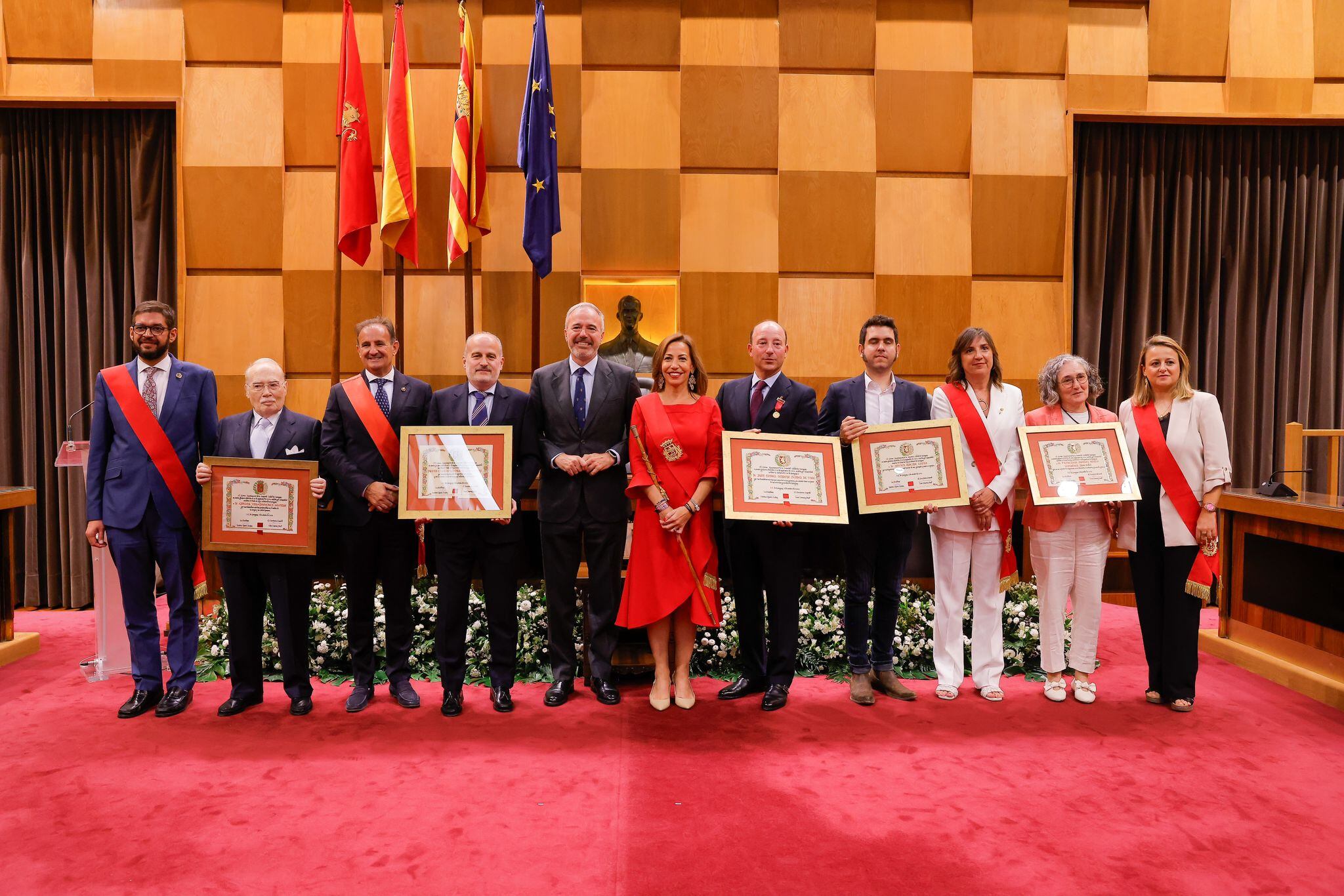 La alcaldesa de Zaragoza posa junto a la Medalla de Oro y los Hijos Predilectos de Zaragoza 2024