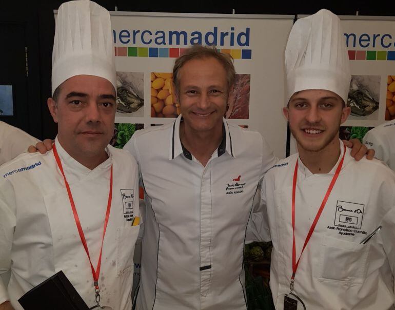 El chef junto a su ayudante, el rodense Juan Francisco Cuchillo