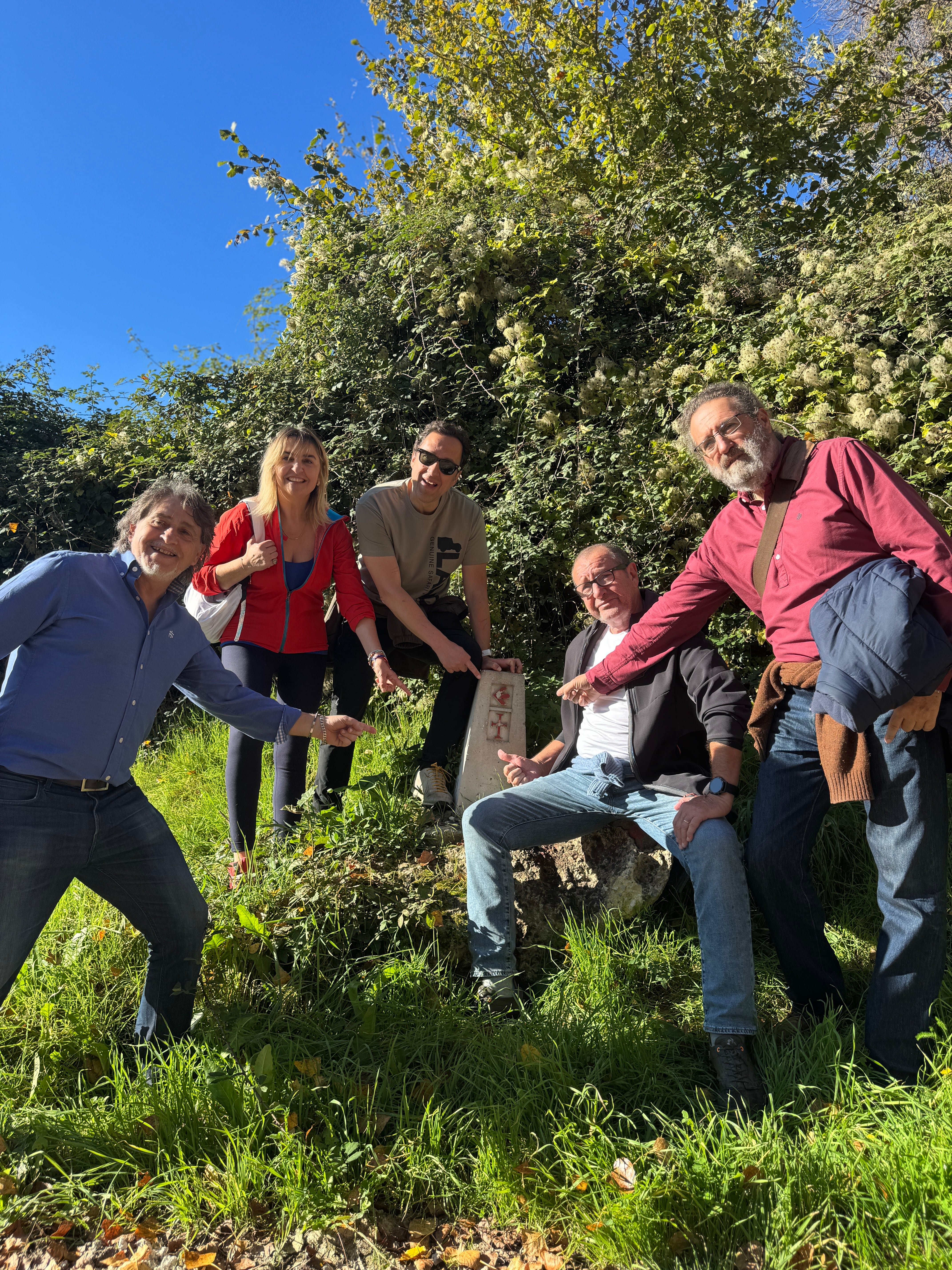 El equipo de SER Aventureros, en pleno camino con la directora de la Fundación Camino Lebaniego, Pilar Bahamonde.