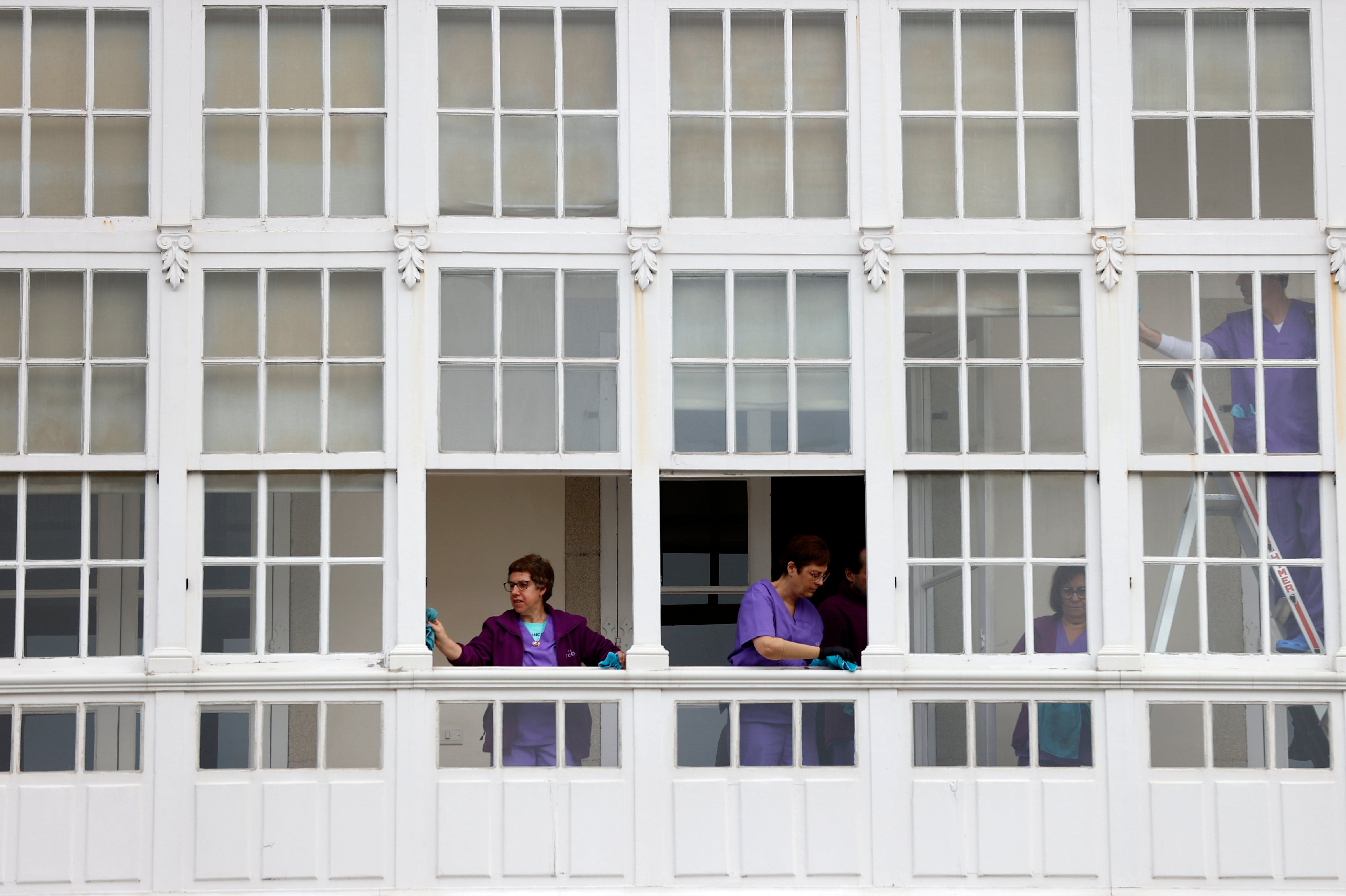 Empleadas de la limpieza trabajan en un edificio residencial, en una imagen de archivo.