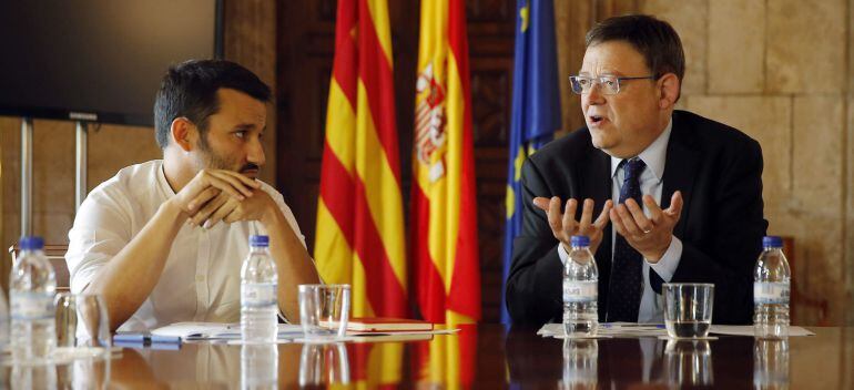 GRA181. VALENCIA, 01/09/2015.- El presidente de la Generalitat, Ximo Puig (d), durante la reunión de trabajo que ha mantenido esta mañana con el conseller de Educación, Vicent Marzà, y asociaciones de padres de alumnos. EFE/Kai Försterling