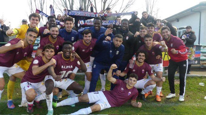 Los jugadores del Real Ávila celebran con los aficionados el triunfo ante el Atlético Astorga