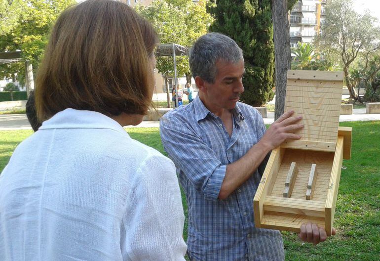 Xavi Puig ensenya l'interior de la caixa a l'alcaldessa Marta Madrenas.