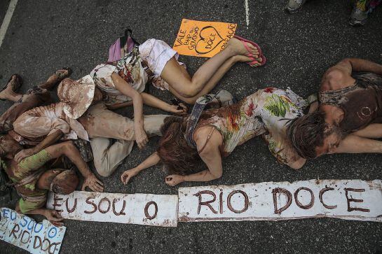 Un grupo realiza una representación como protesta contra el accidente ambiental que destruyó un río en los estados de Minas Gerais y Espírito Santo.