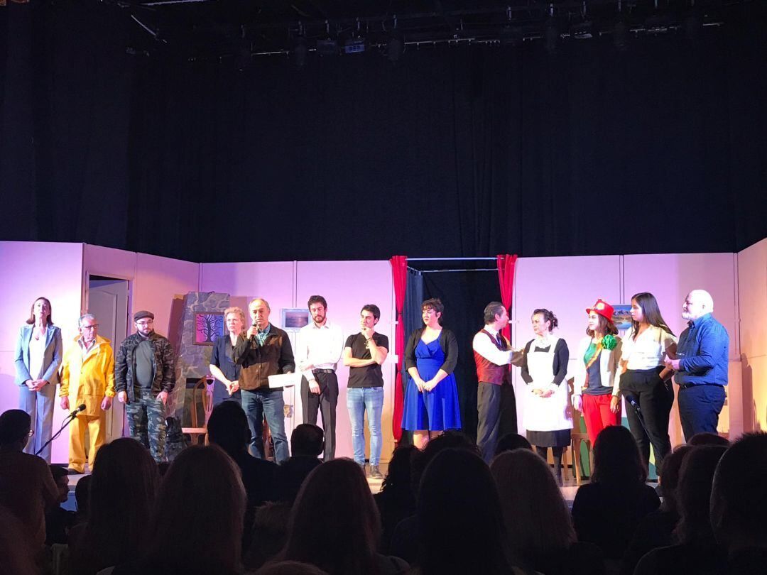 Teatreros dona 900 euros a la Asociación contra el Cáncer