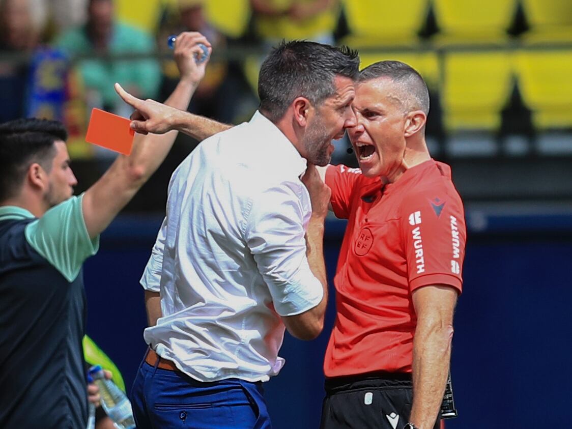VILLARREAL (CASTELLÓN), 15/04/2023.- El entrenador del Valladolid, el uruguayo Paulo Pezzolano, protesta una decisión arbitral durante el partido ante el Villarreal de la jornada 29 de Liga de Primera División disputado este sábado en el estadio de La Cerámica, en Villarreal (Castellón). EFE/Domenech Castelló
