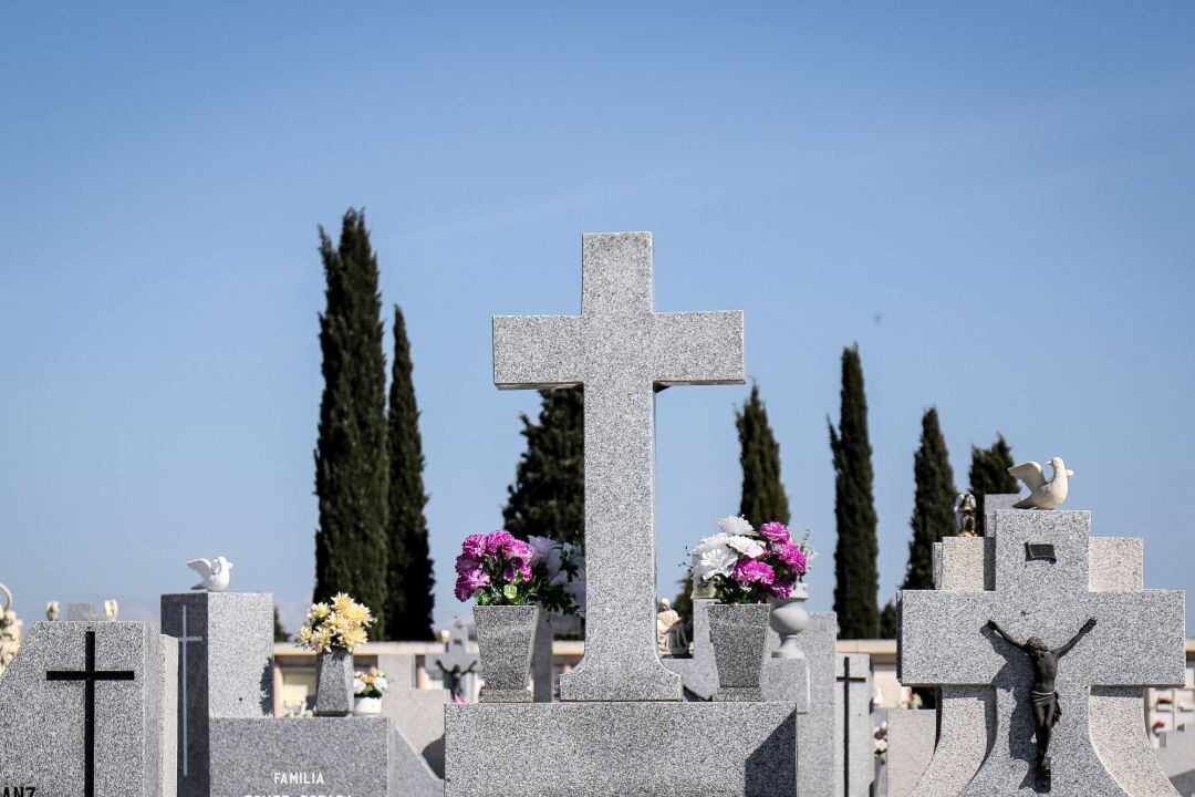 Imágenes del Cementerio del Sur de Madrid al término de la segunda semana de confinación por el Estado de Alarma decretado por el Gobierno con motivo del COVID-19.