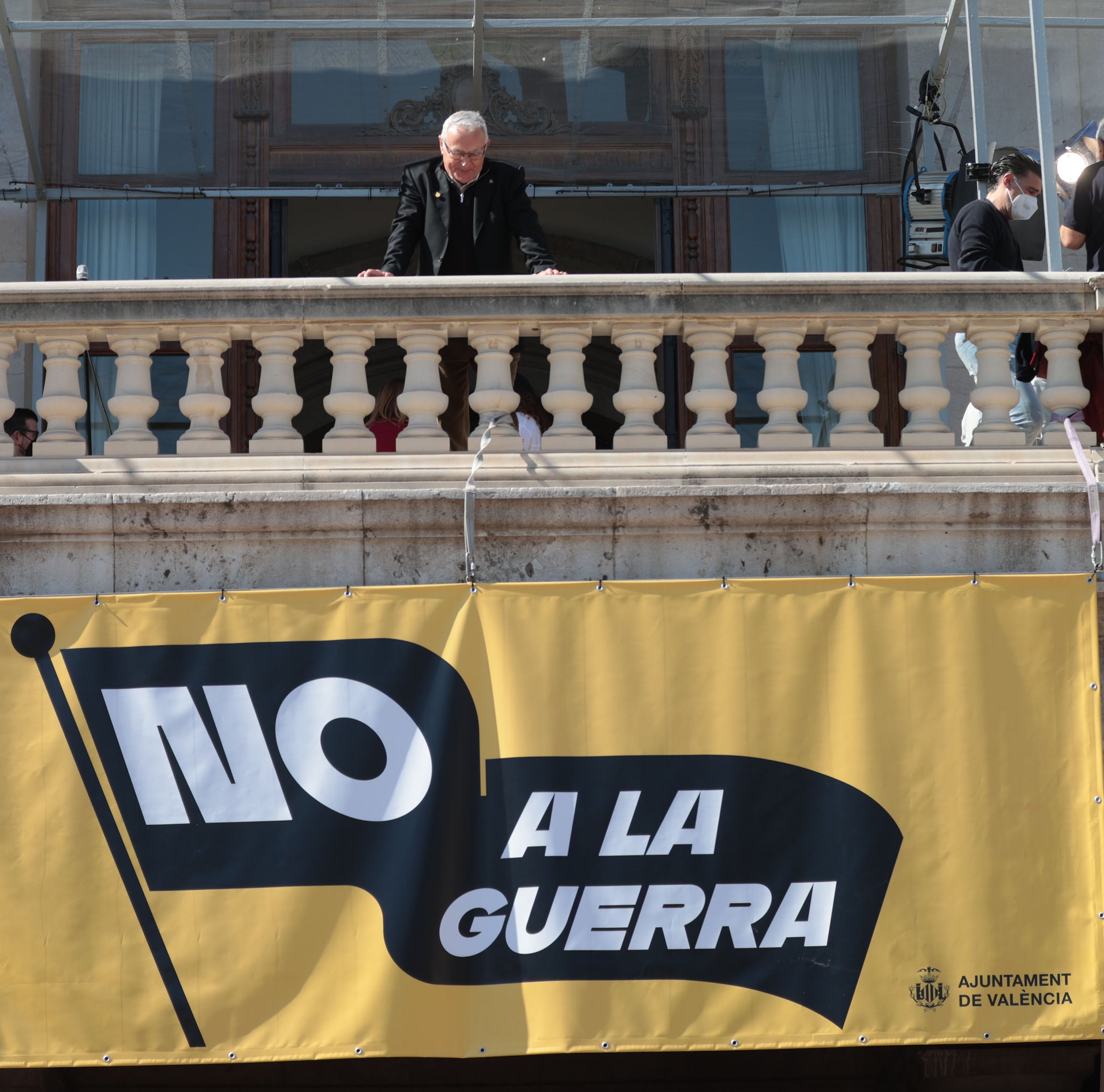 Una pancarta con el &quot;No a la guerra&quot; cuelga desde hoy en el balcón del Ayuntamiento de València