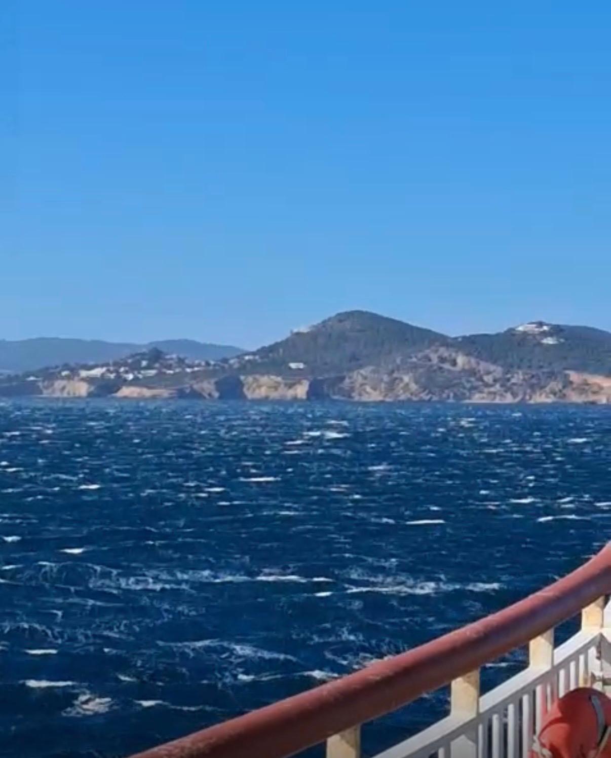 El ferri navegando cerca del puerto de Ibiza