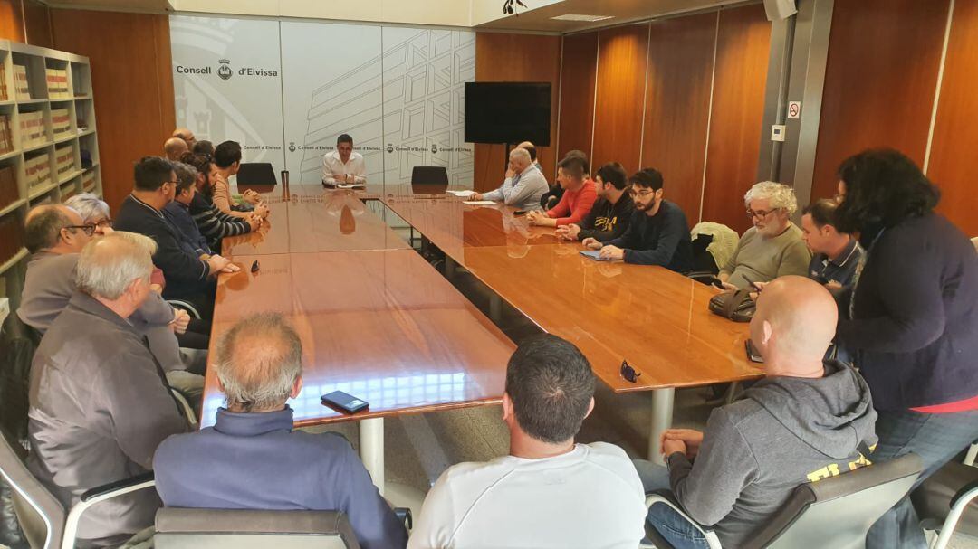 Imagen de archivo de una reunión entre el Consell y los representantes del sector del taxi