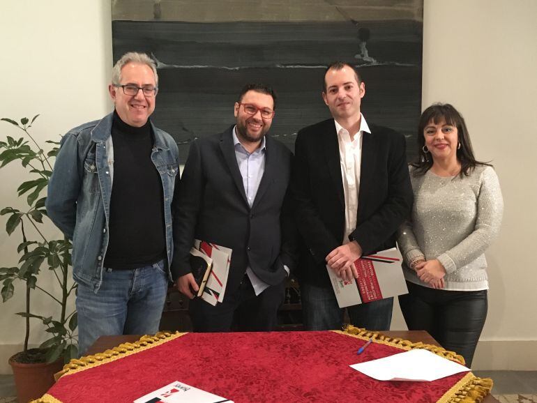 Los concejales de Cultura y turismo, Francisco Ruiz y Alicia Crespo junto a los responsables de Kuver Producciones, Curro Verdegaray y Pepo Verdejo presentan la programación cinematográfica en el Centro de Desarrollo Turistico de Motril