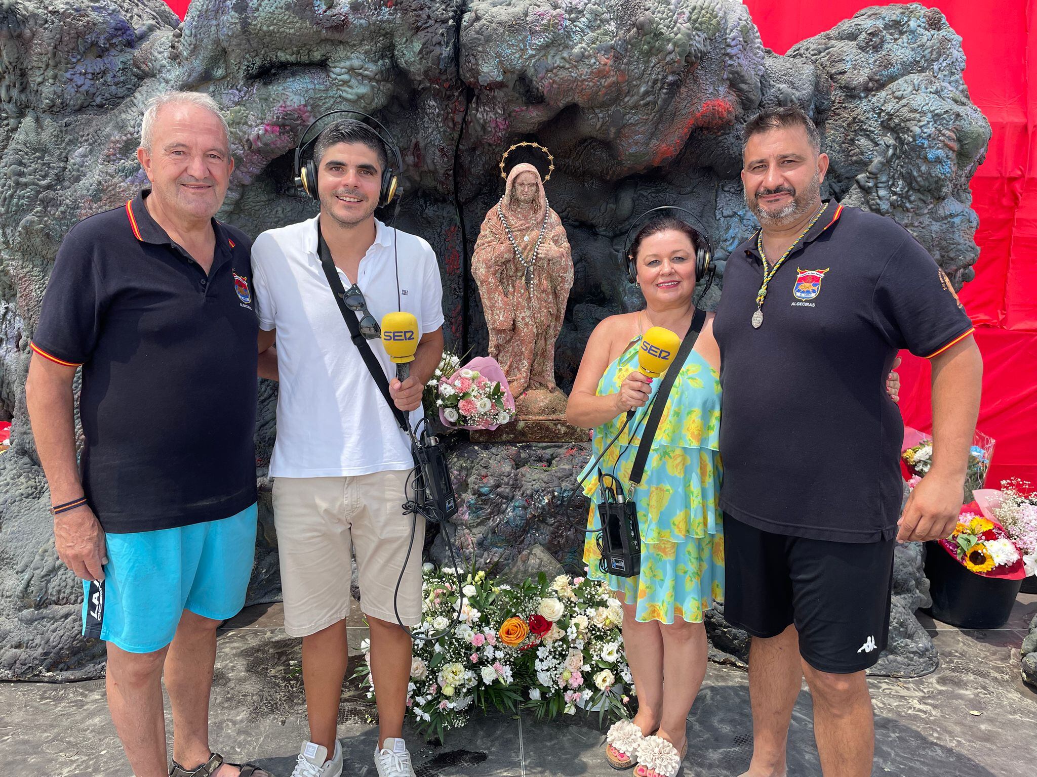 Miembros del equipo de Hoy por Hoy junto a representantes de El Mero