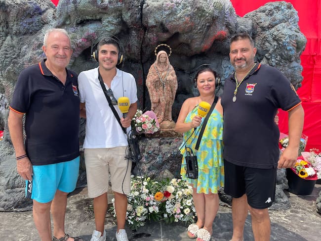 Miembros del equipo de Hoy por Hoy junto a representantes de El Mero