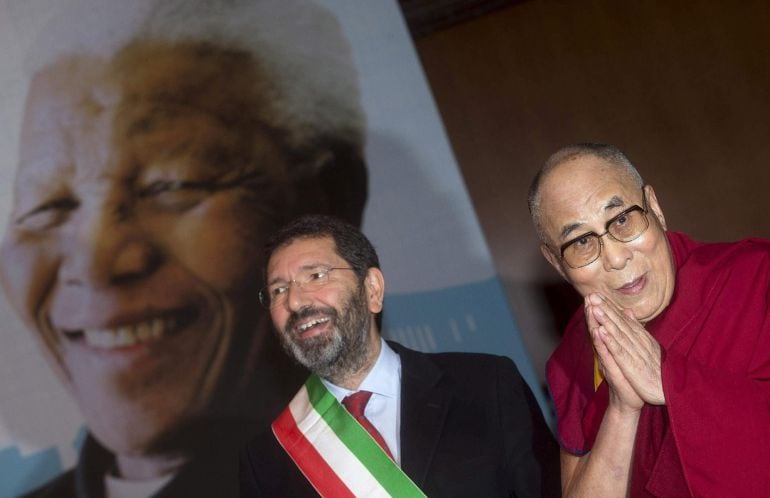 El alcalde de Roma, Ignazio Marino (izq), y el Dalai Lama a su llegada a la 14ª Cumbre Mundial de Premios Nobel de la Paz &quot;Paz. ¡Vívela!&quot;, celebrada en honor a Nelson Mandela.