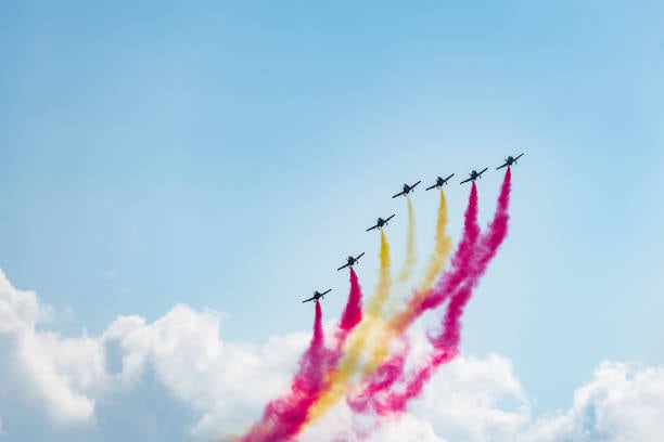 La Patrulla Águila pinta la bandera de España en el cielo. (Photo by Markus Heine/SOPA Images/LightRocket via Getty Images)