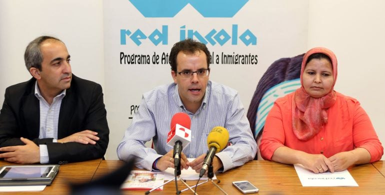 El coordinador de la Red Íncola, Eduardo Menchaca (c) en la presentación de la Memoria de esta oenegé