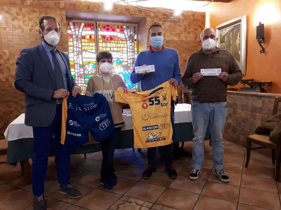 Los directivos del Villa de Aranda Javier Yagüe (i) Álvaro Perote y Rafael Arandilla (d) junto a una de las representantes de Mesón El Pastor.