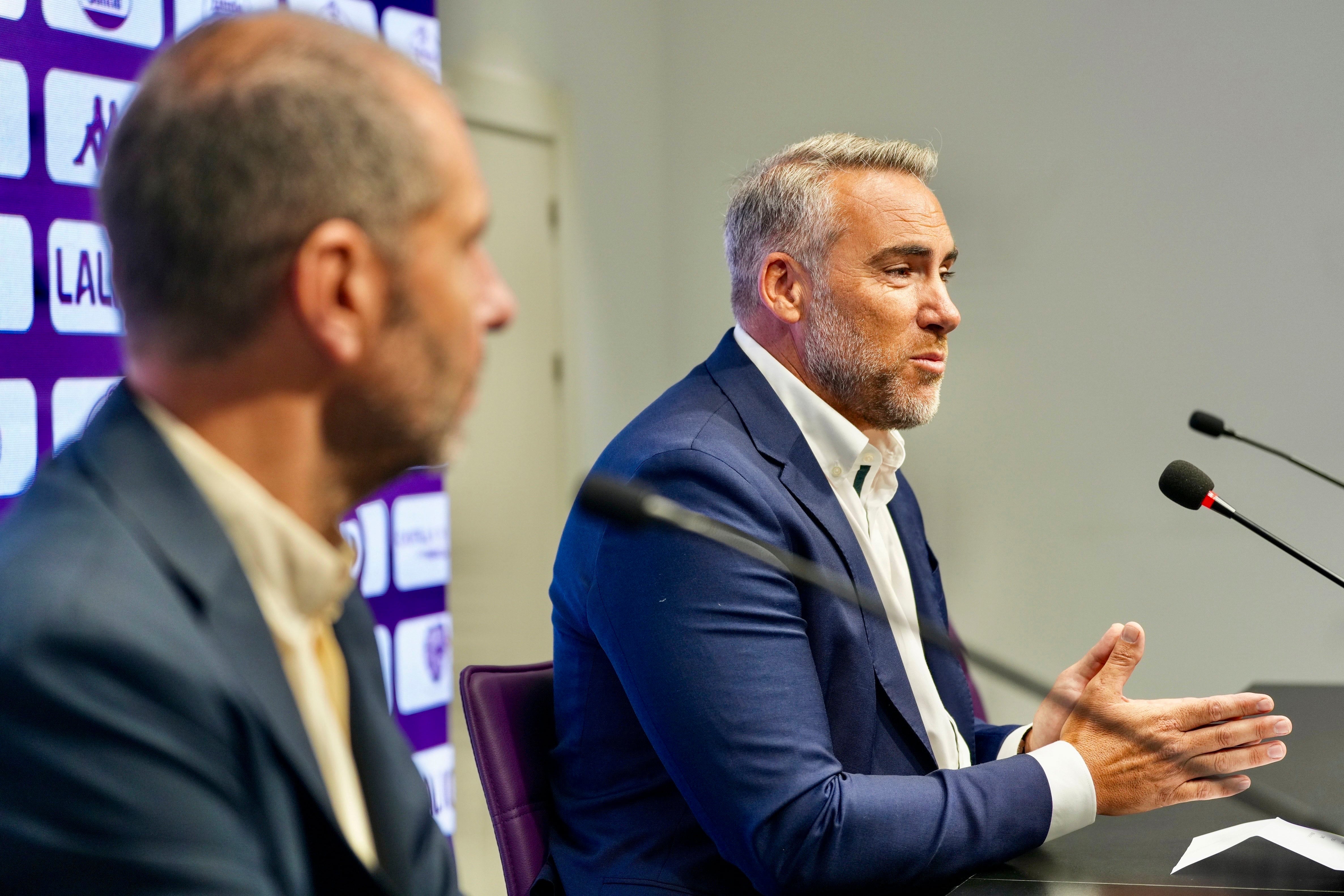 VALLADOLID, 07/08/2024.-. David Espinar (i), consejero y director del Gabinete de Presidencia del Real Valladolid, durante la rueda de prensa ofrecida junto a Jorge Santiago (d), director del Área Corporativa, para repasar la actualidad del club. EFE/R. GARCÍA.