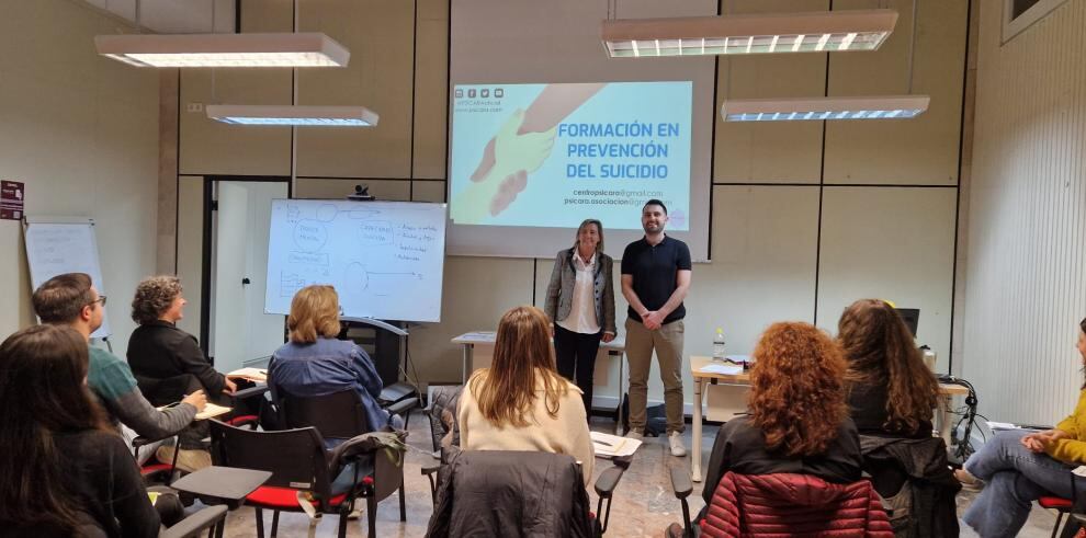 Eva Fortea, directora general de Familia, Infancia y Natalidad, y Javier Ibáñez, del Centro de Psicología Psicara, en la sesión de este lunes