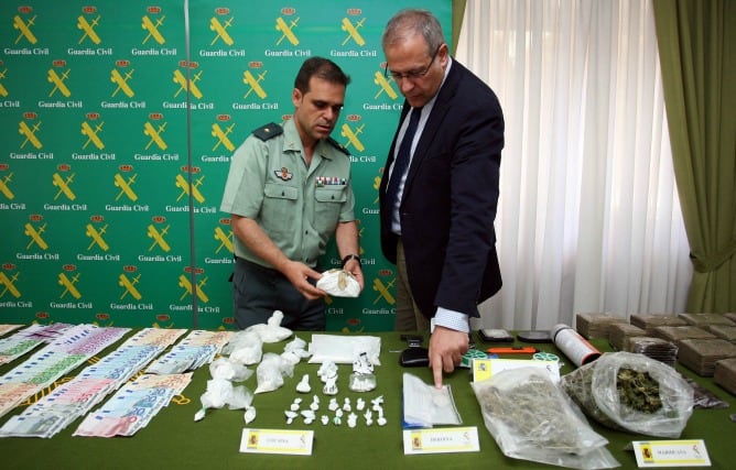 El subdelegado del Gobierno, José Antonio Martínez Bermejo, y el comandante de la Guardia Civil, Javier Peña, muestran el material intervenido