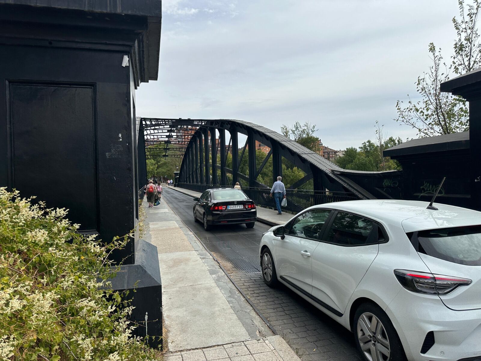 El Puente Colgante permanecerá cortado al tráfico este martes por la mañana por trabajos de reparación en la calzada