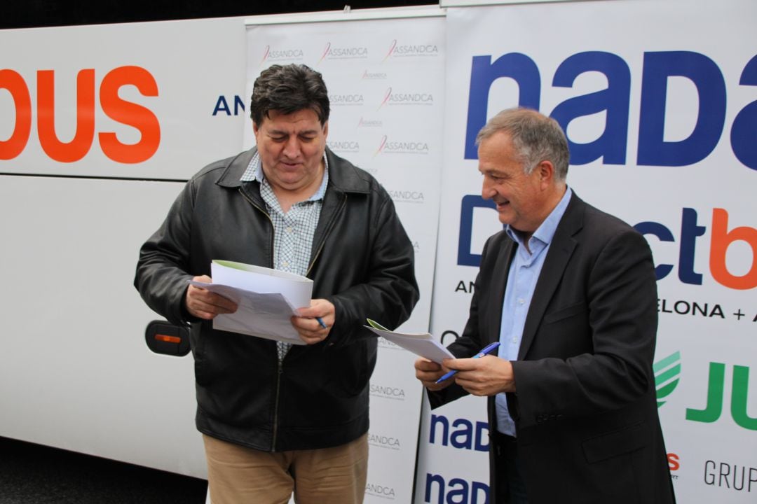 Bartomeu Gabriel, director d’Autocars Nadal Sau, i Josep Maria Saravia, president d&#039;Assandca, en el moment de la signatura.