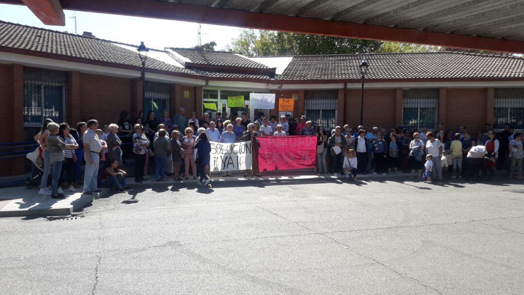 Un grupo de ciudadanos de Roa han vuelto a concentrarse frente al Centro de Salud de Roa como cada primer martes de mes