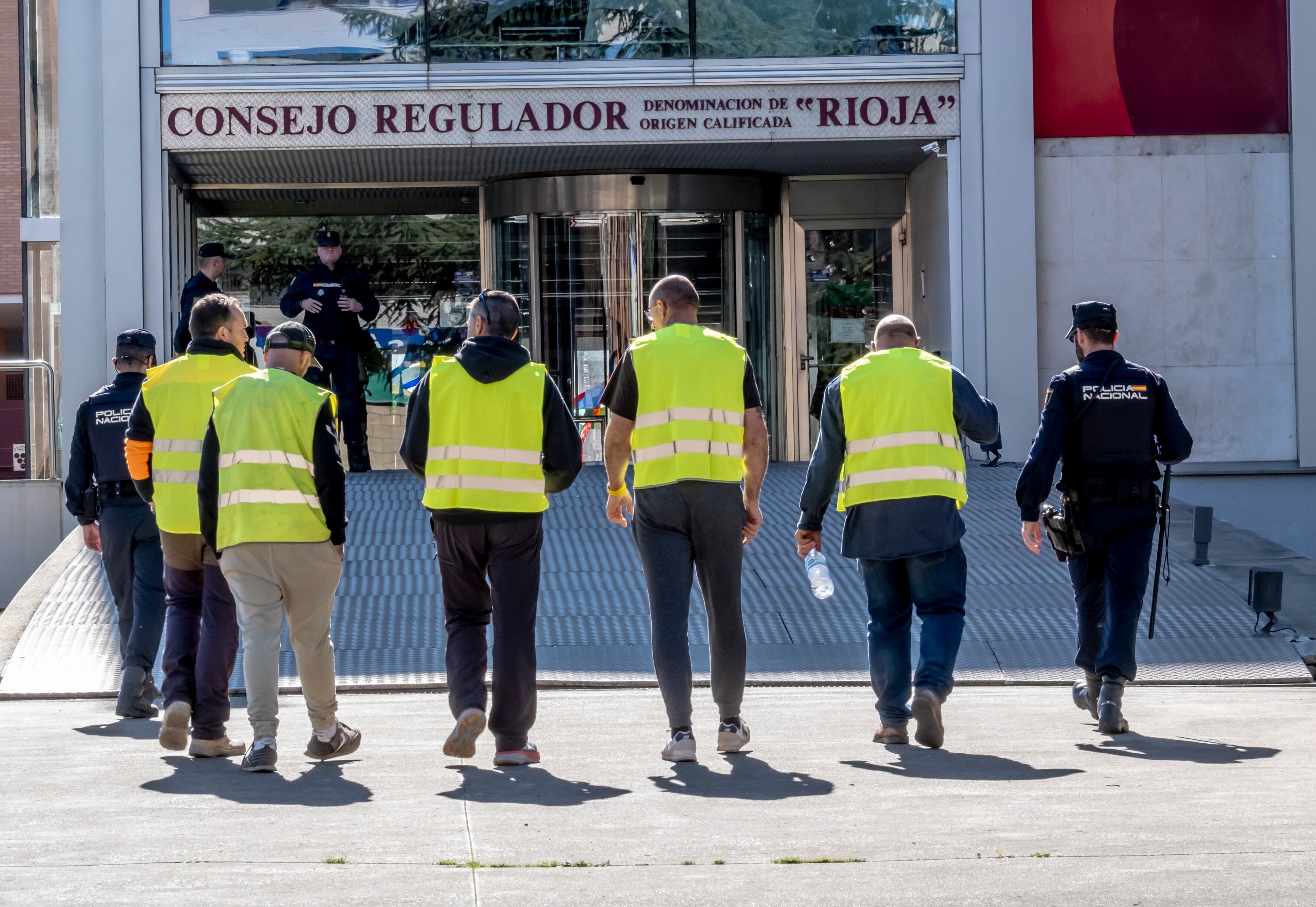 LOGROÑO, 19/02/2024.- Agricultores riojanos se dirigen al Consejo Regulador para mantener una reunión con los responsables de la Denominación de Origen Rioja este lunes. La Delegación del Gobierno de La Rioja, tras una reunión de coordinación con las Fuerzas y Cuerpos de Seguridad (FCS), ha acordado este lunes disponer de todos los medios necesarios para que la entrada de tractores en Logroño sea limitada. Este es una de las decisiones que se han adoptado con motivo de las movilizaciones no comunicadas. EFE/Fernando Díaz
