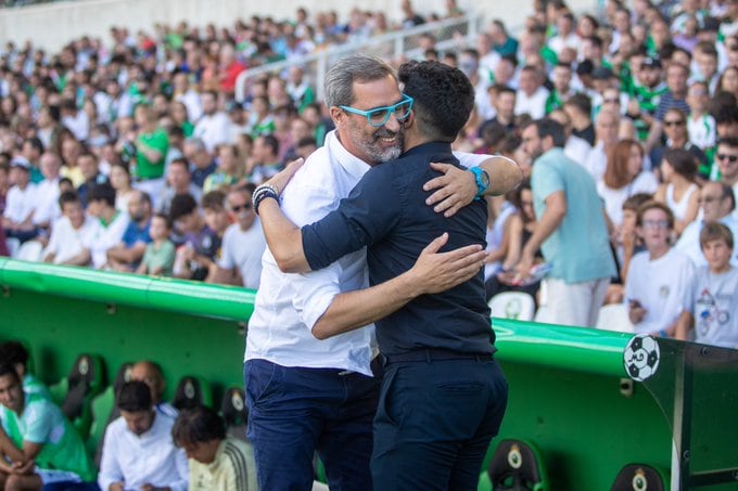 Bolo saludando a Romo, entrenador del Racing de Santander (Real Oviedo)