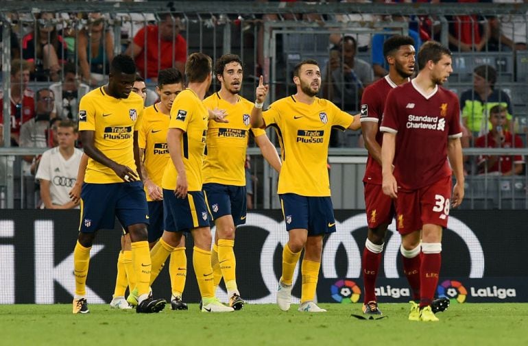 Keidi Bare del Atlético de Madrid celebra con sus compañeros un gol con el primer equipo 