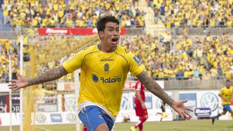 GRA205. LAS PALMAS DE GRAN CANARIA, 21/06/2015.- El delantero argentino de la UD Las Palmas, Sergio Araujo celebra el gol que ha marcado ante el Real Zaragoza, el segundo del equipo, durante el partido por el ascenso a la Primera División disputado en el 