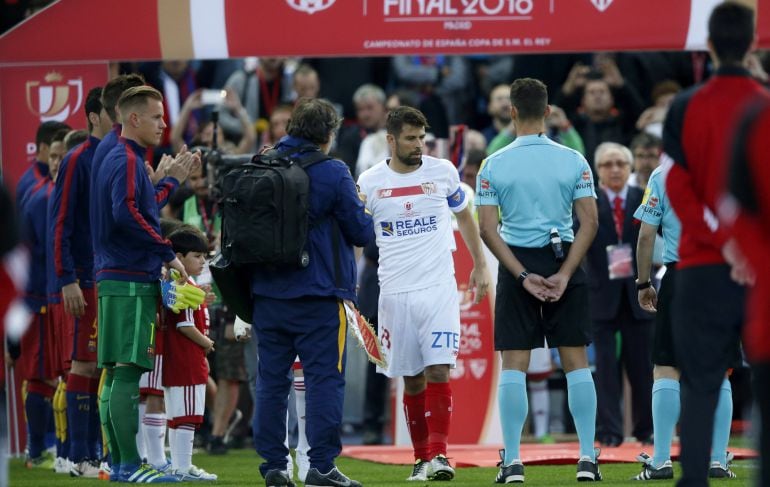  Jugadores del FC Barcelona y Sevilla momentos antes de la final de la Copa del Rey