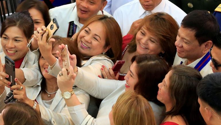 El nuevo presidente de Filipinas, rodeado de mujeres que querían sacarse una foto con él después de asumir el cargo en Manila.