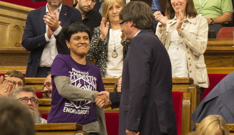 Carles Puigdemont saluda a la portaveu de la CUP, Anna Gabriel, un cop superada la qüestió de confiança