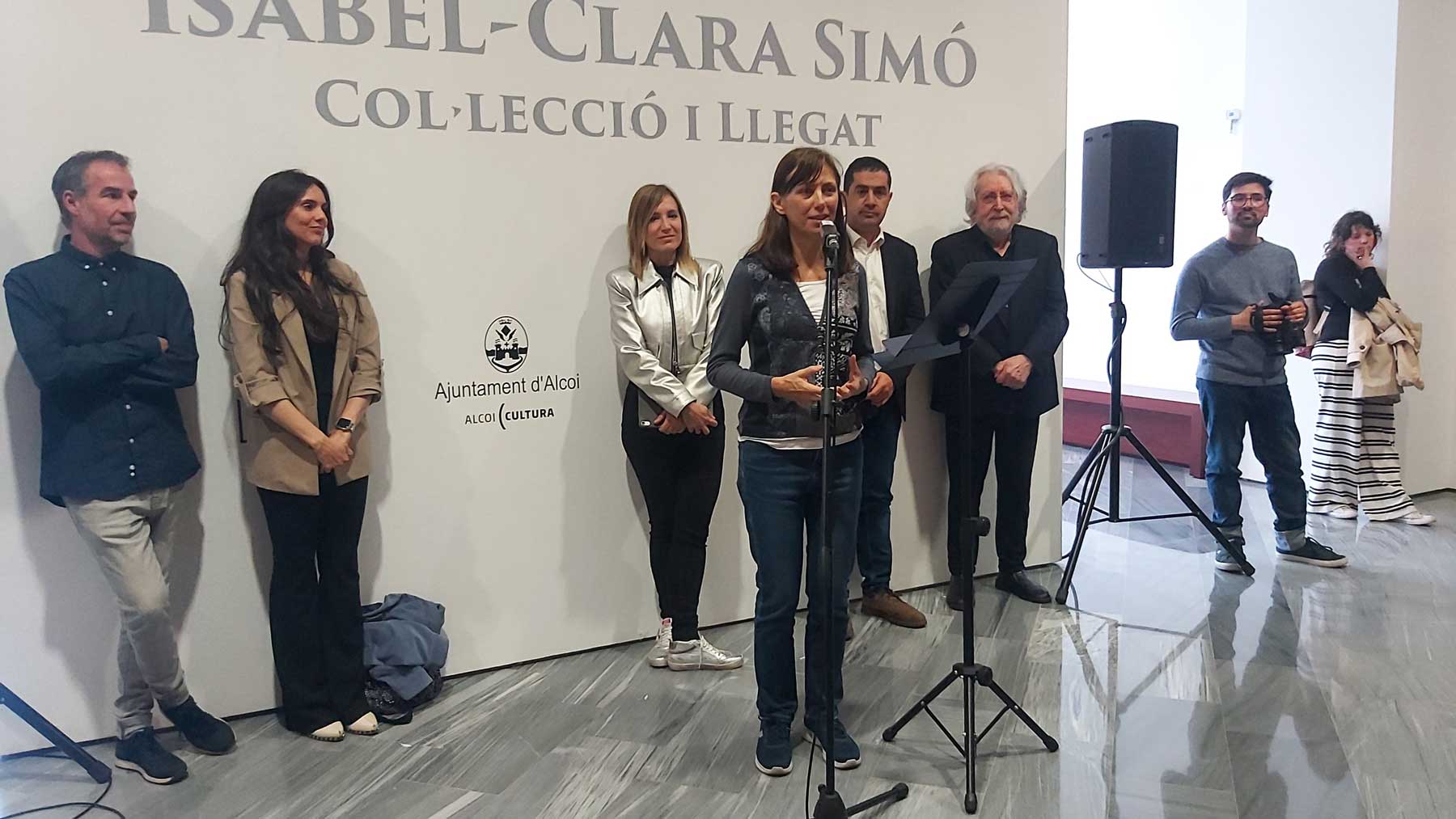 Cristina Dalfó Simó, la filla major de l'escriptora alcoiana durant la seua intervenció en la inauguració de la mostra