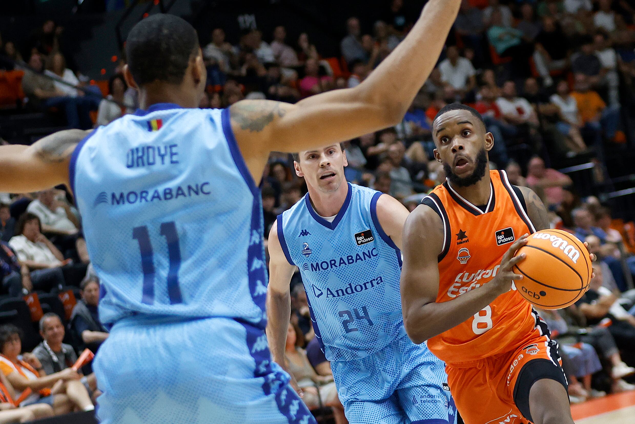 El jugador del València Basket Jean Montero (d) davant Stan Okoye, de l&#039;Andorra, durant el partit de la quarta jornada de la Lliga Endesa disputat aquest diumenge a la Fonteta