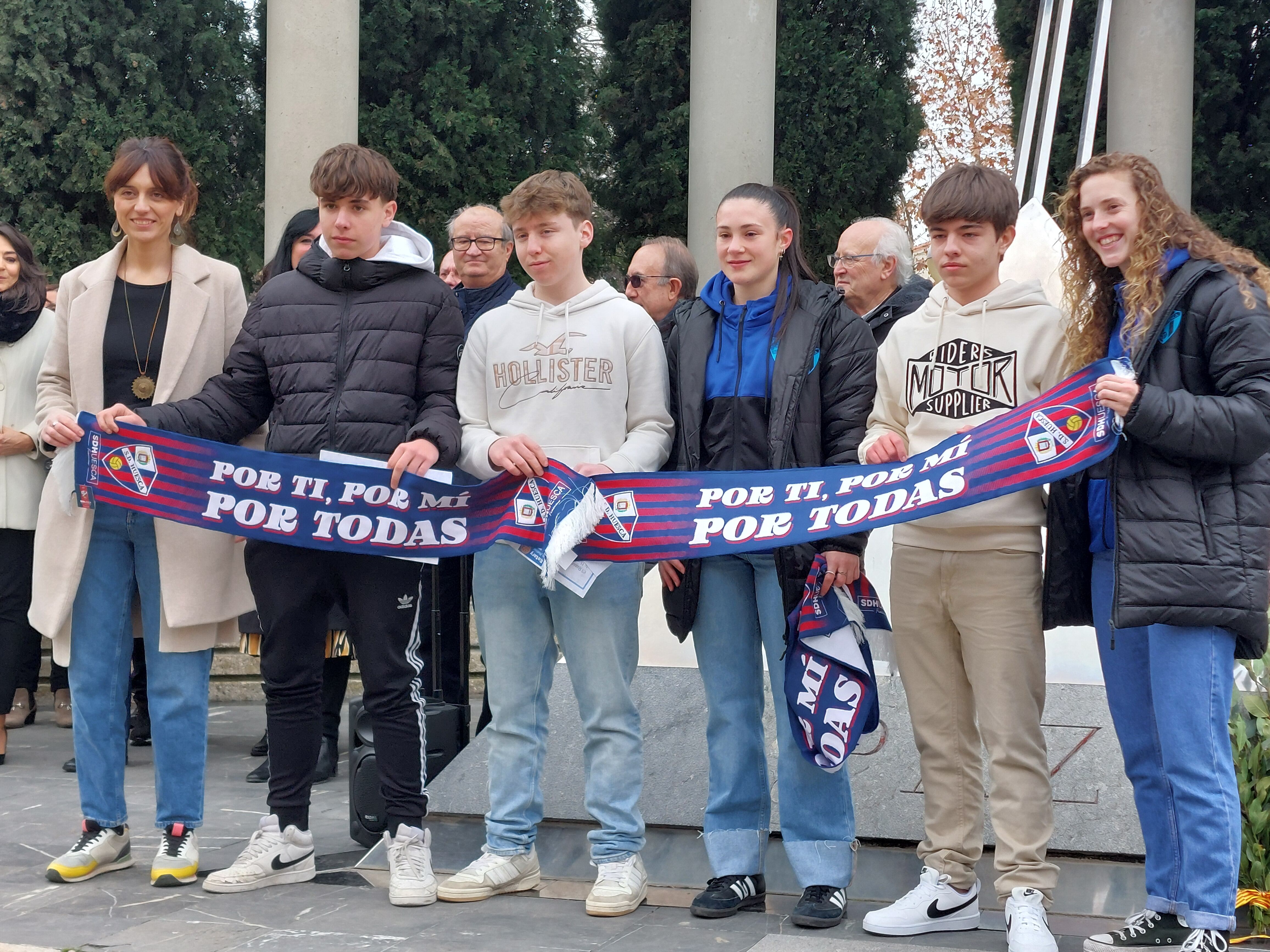 El equipo femenino de la SD Huesca ha sido invitado al acto