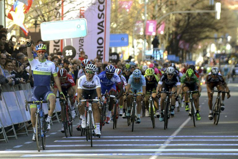 GRA207. BILBAO, 06/04/2015.- El corredor australiano del Orica GreenEdge Michael Matthews (i) se ha proclamado hoy vencedor de la primera etapa de la 55 Vuelta Ciclista al País Vasco, con salida y llegada en Bilbao (Vizcaya). EFE/Miguel Toña