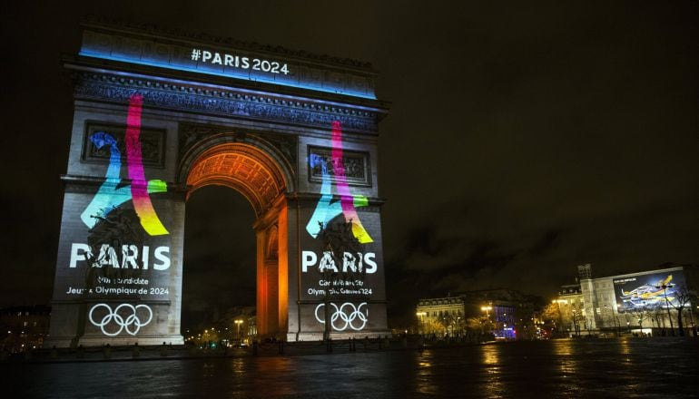 El Arco de Triunfo con el logo de los JJOO de París de 2024