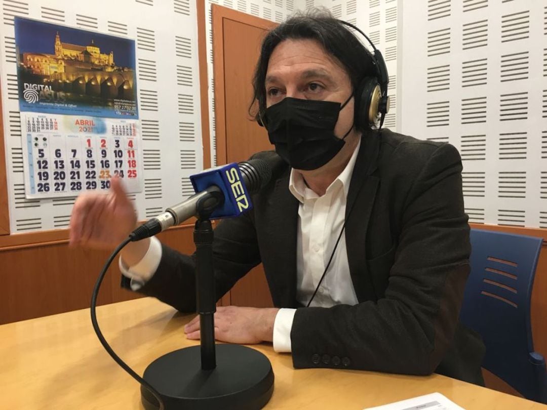 El periodista Pablo M. Díez en el estudio de Radio Córdoba Cadena SER