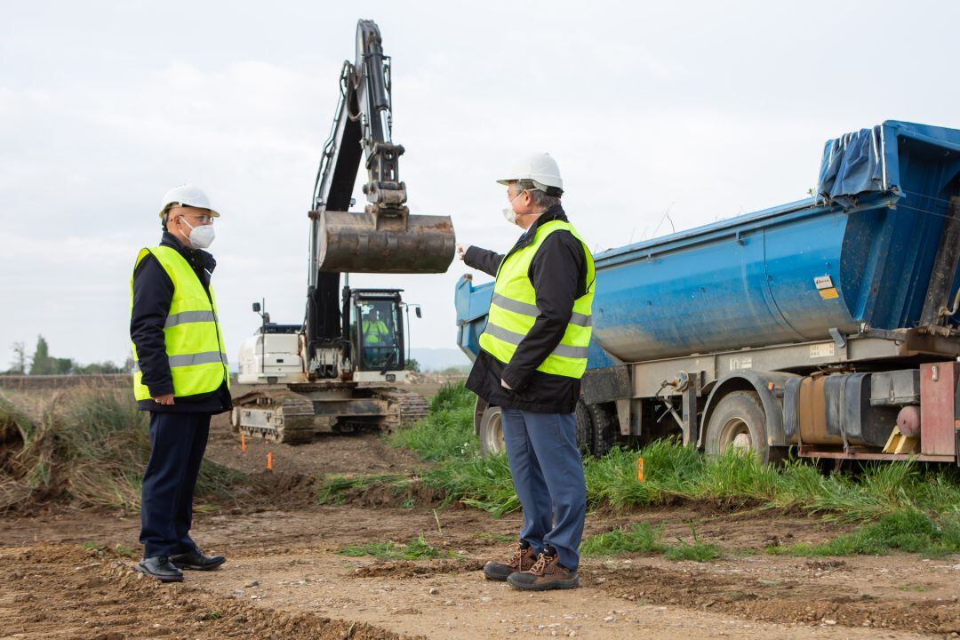 El consejero Ciriza con el responsable de Aguas de Navarra, esta mañana en la visita del comienzo de las obras