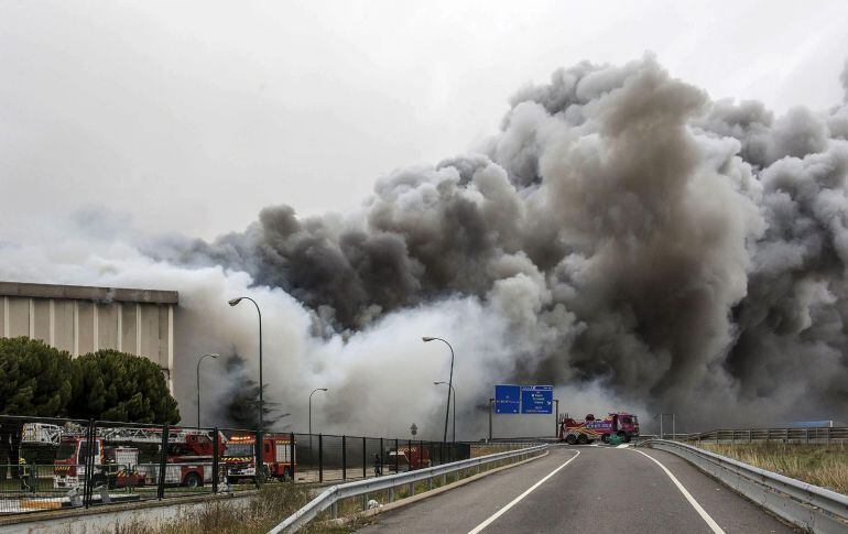 Vista del incendio que ha causado daños muy graves en la planta principal de la empresa cárnica Campofrío en Burgos 